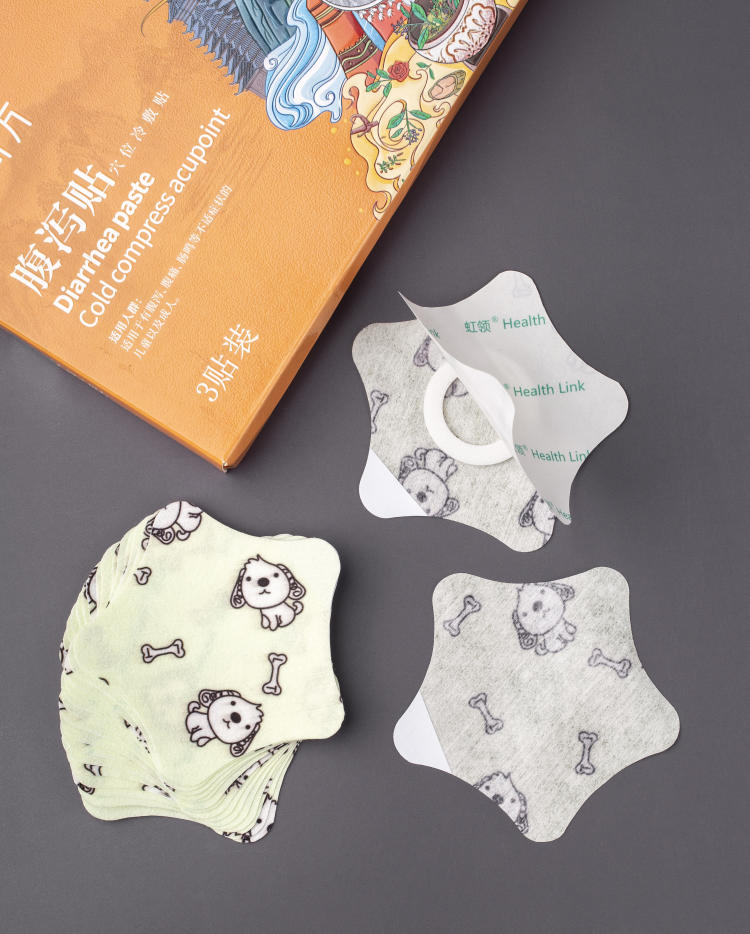 多片花形印花贴片平铺,印卡通小狗与骨头图案,附橙色包装盒;离型纸上印有品牌标识